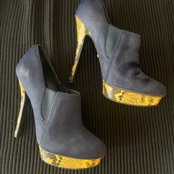 Lady’s navy blue pony fur high heel pump. - Picture 3 of 3